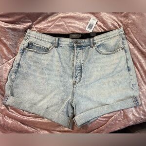 Torrid Mom Jean Premium Classic Denim Mid-Rise Short Light Wash Size 20 NEW NWT